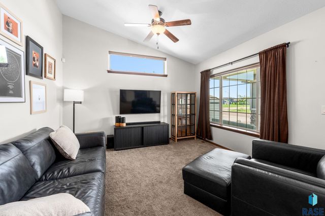 9004 W Gill Cir Circle, Sioux Falls, SD 57106