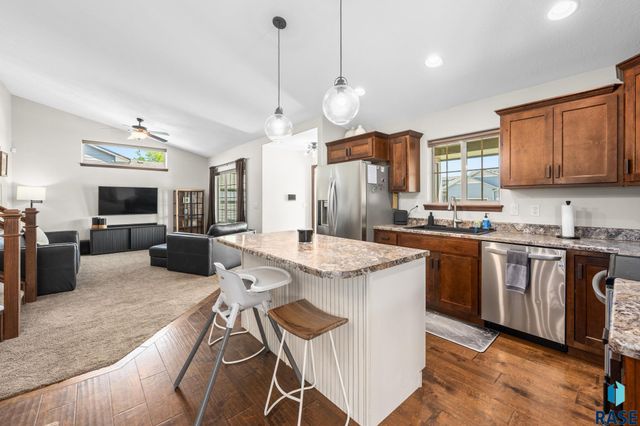9004 W Gill Cir Circle, Sioux Falls, SD 57106