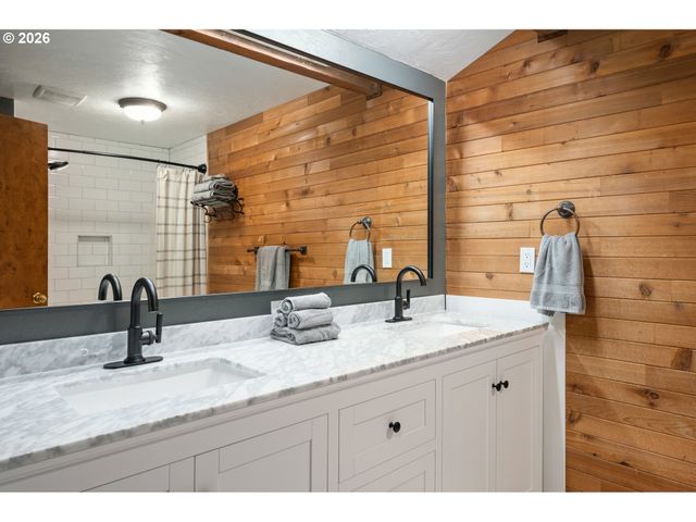 2031 DOGWOOD Dr, Eugene, OR 97405