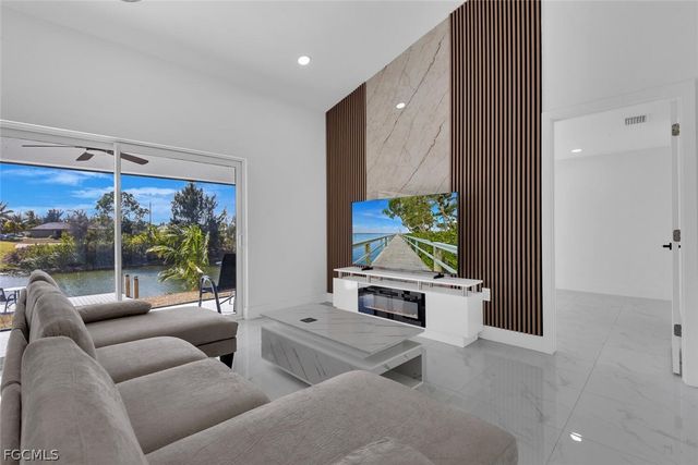 102 NW 20th ST, Cape Coral, FL 33993