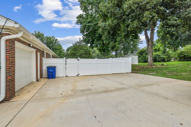 512 Shadow Dr, Shelbyville, TN 37160