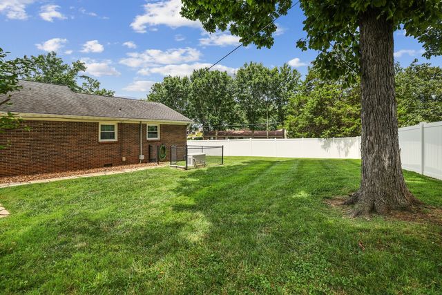 512 Shadow Dr, Shelbyville, TN 37160