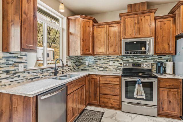 12594 McNeil Creek Road, Trail, OR 97541