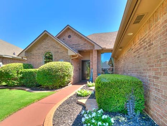 540 E Elder Lane, Mustang, OK 73064