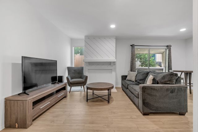 7431 Holly Hill Drive 215, Dallas, TX 75231