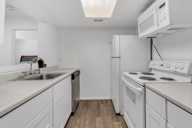 7431 Holly Hill Drive 215, Dallas, TX 75231
