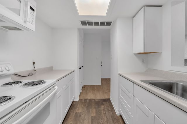 7431 Holly Hill Drive 215, Dallas, TX 75231
