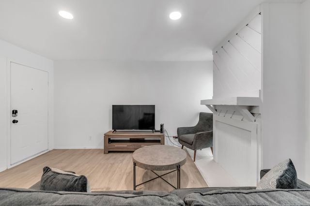7431 Holly Hill Drive 215, Dallas, TX 75231
