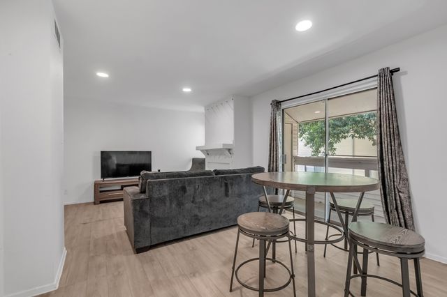 7431 Holly Hill Drive 215, Dallas, TX 75231