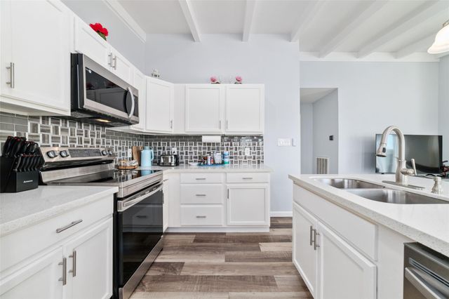 196 Barracuda Street, Bayou Vista, TX 77563