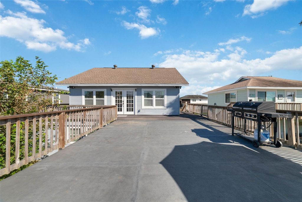 196 Barracuda Street, Bayou Vista, TX 77563