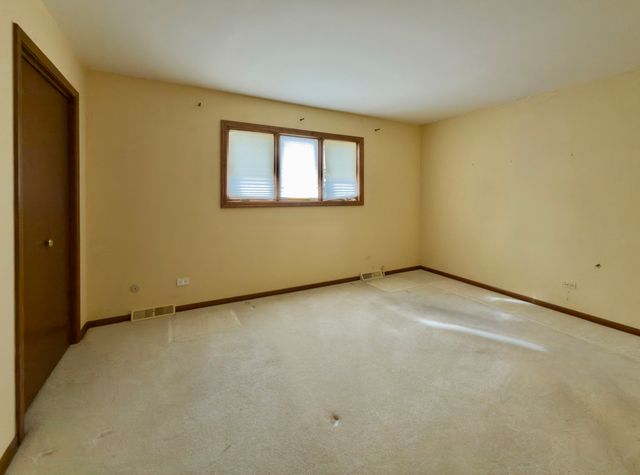 7700 Apple Tree Lane, Willowbrook, IL 60527