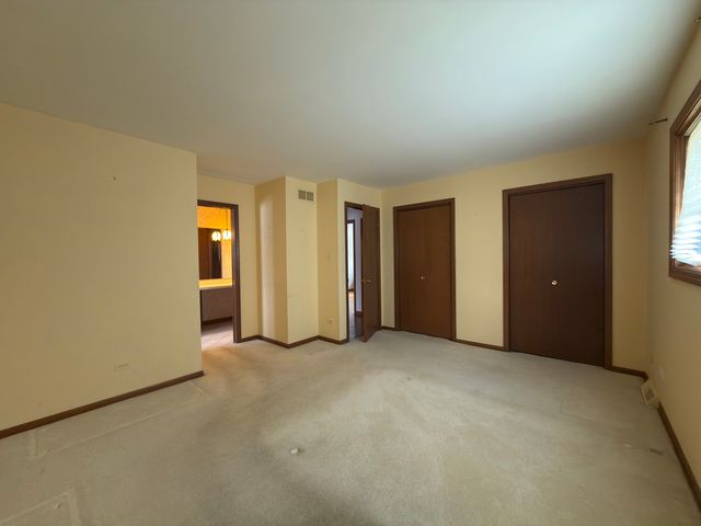 7700 Apple Tree Lane, Willowbrook, IL 60527