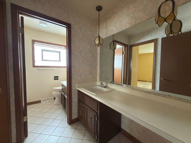 7700 Apple Tree Lane, Willowbrook, IL 60527