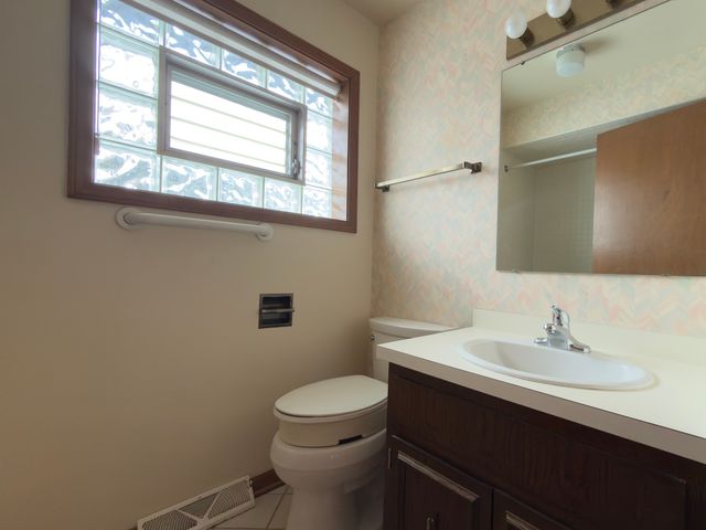 7700 Apple Tree Lane, Willowbrook, IL 60527