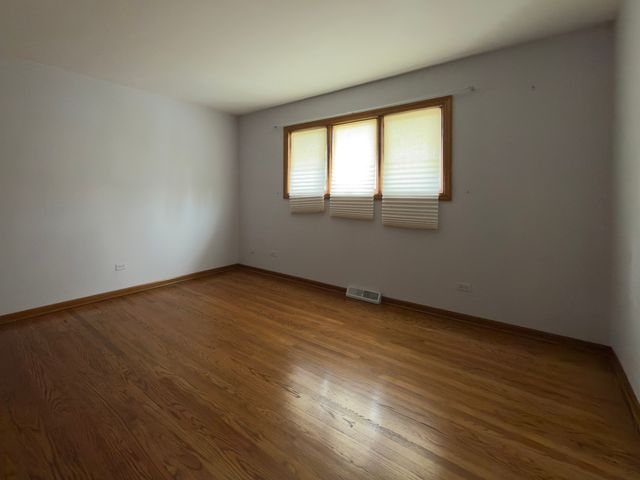 7700 Apple Tree Lane, Willowbrook, IL 60527