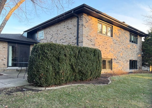 7700 Apple Tree Lane, Willowbrook, IL 60527