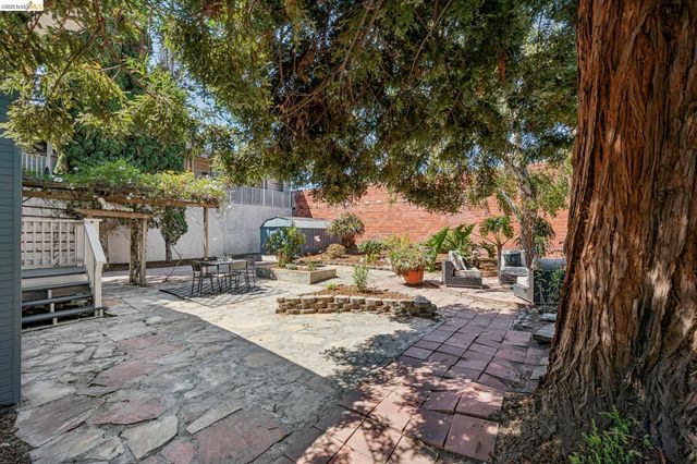 1883 Harmon St, Berkeley, CA 94703
