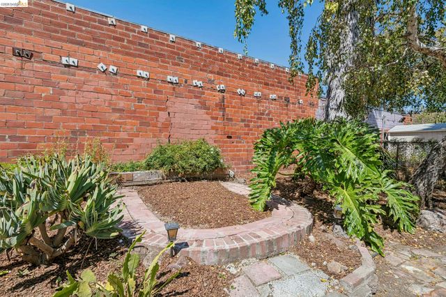 1883 Harmon St, Berkeley, CA 94703