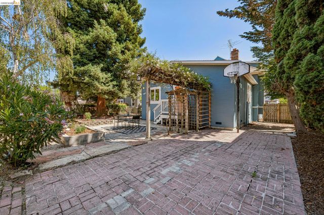 1883 Harmon St, Berkeley, CA 94703