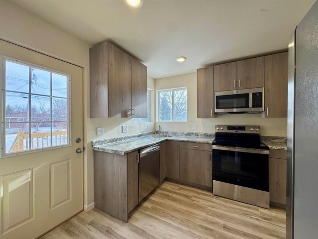 616 NW 18th St, Minot, ND 58703