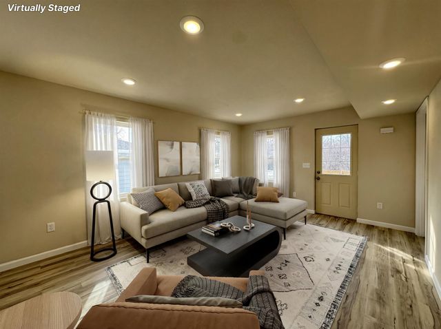 616 NW 18th St, Minot, ND 58703