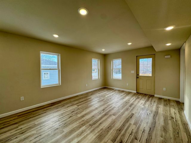 616 NW 18th St, Minot, ND 58703