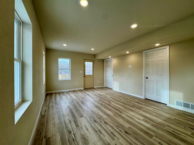 616 NW 18th St, Minot, ND 58703