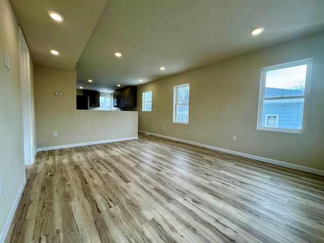 616 NW 18th St, Minot, ND 58703