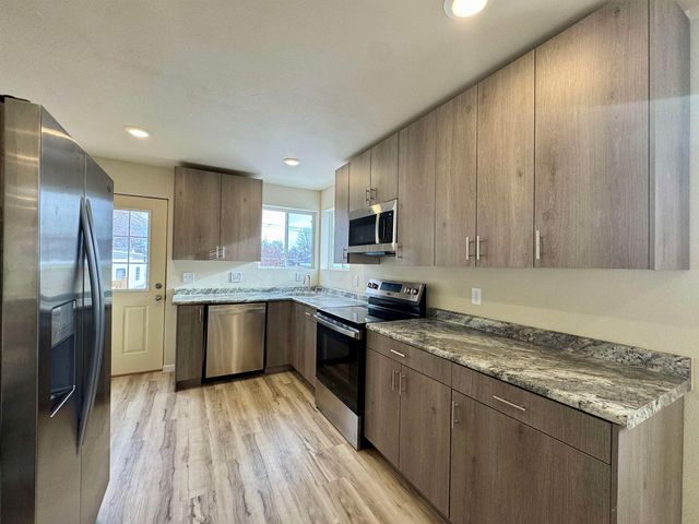 616 NW 18th St, Minot, ND 58703