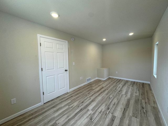 616 NW 18th St, Minot, ND 58703