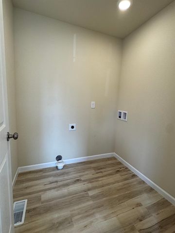 616 NW 18th St, Minot, ND 58703