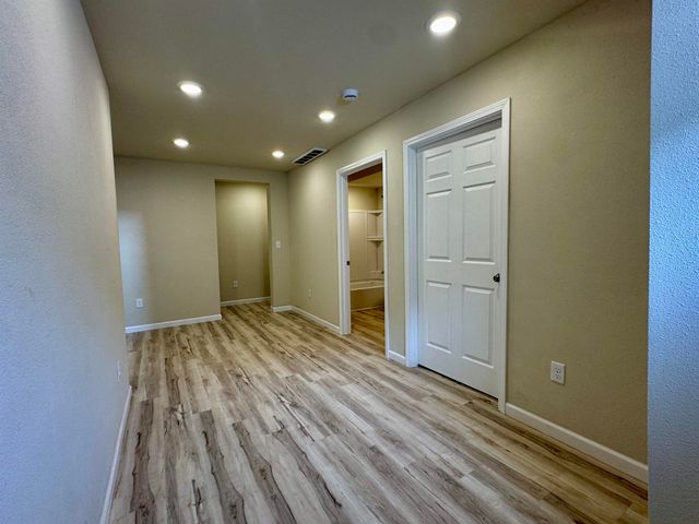 616 NW 18th St, Minot, ND 58703