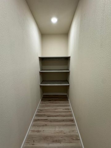 616 NW 18th St, Minot, ND 58703