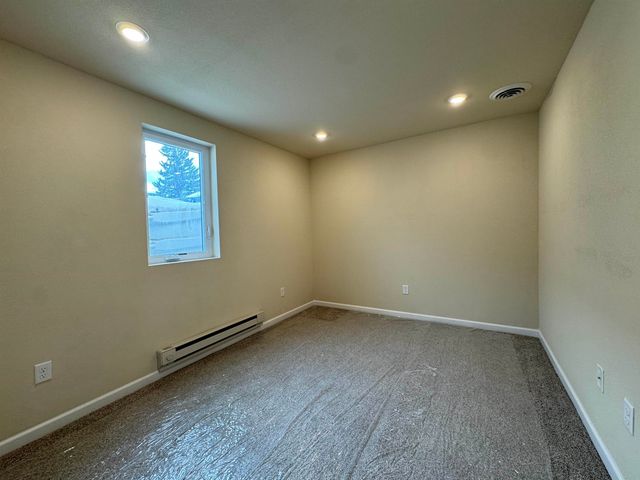 616 NW 18th St, Minot, ND 58703