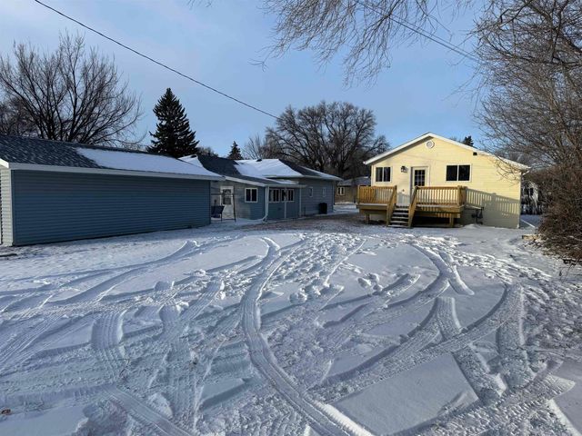 616 NW 18th St, Minot, ND 58703