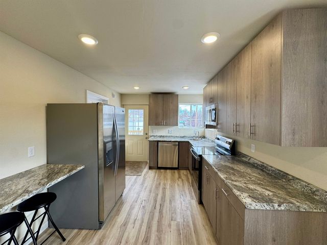 616 NW 18th St, Minot, ND 58703