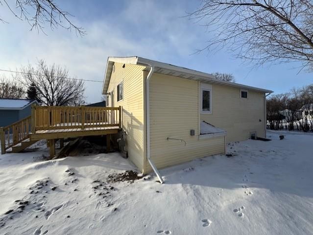 616 NW 18th St, Minot, ND 58703