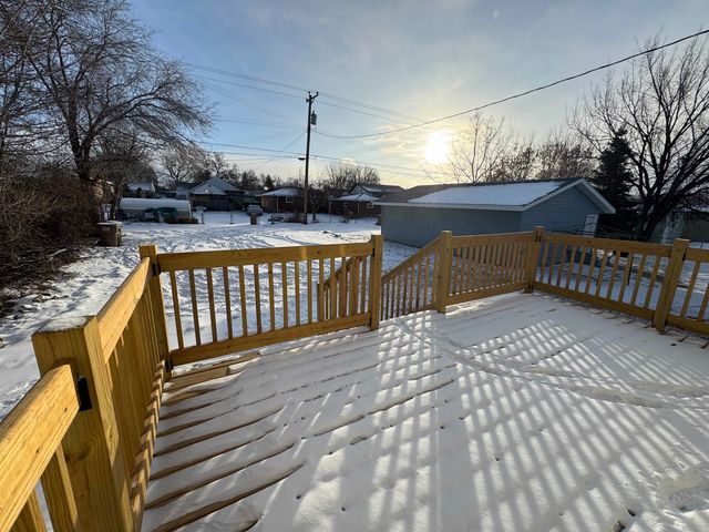 616 NW 18th St, Minot, ND 58703