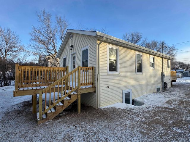616 NW 18th St, Minot, ND 58703