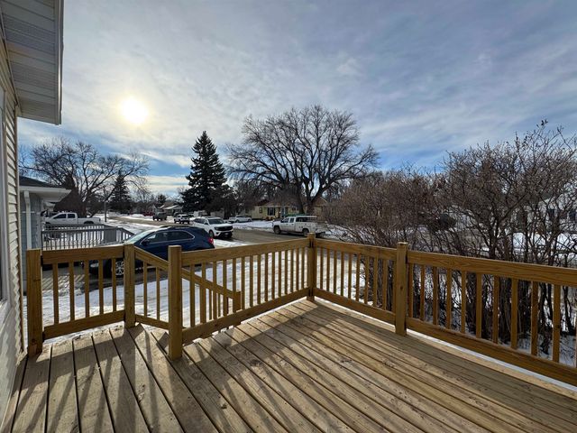 616 NW 18th St, Minot, ND 58703