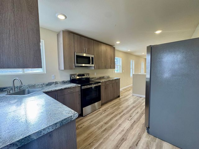 616 NW 18th St, Minot, ND 58703