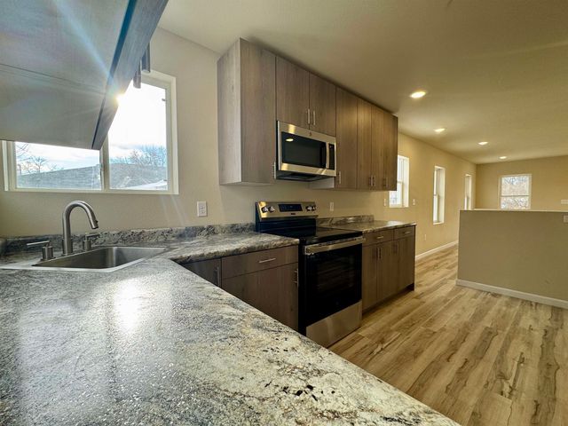 616 NW 18th St, Minot, ND 58703