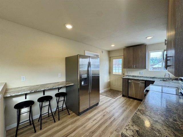 616 NW 18th St, Minot, ND 58703