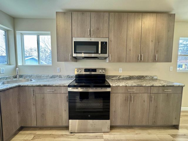 616 NW 18th St, Minot, ND 58703