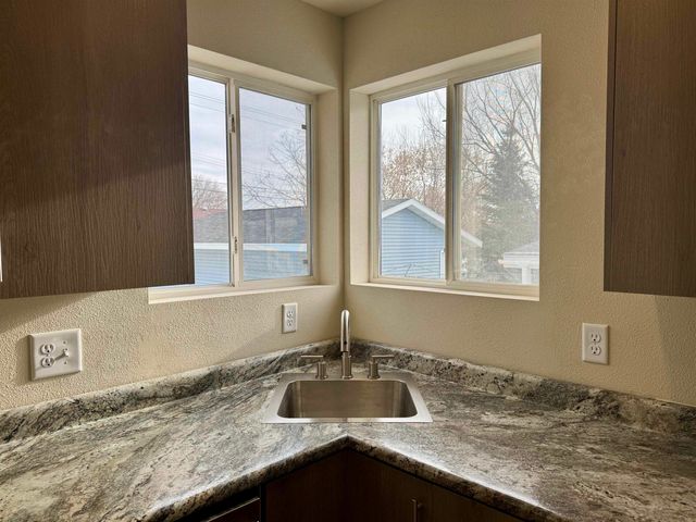 616 NW 18th St, Minot, ND 58703