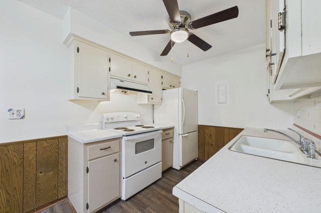 2730 Dale Street N D110, Roseville, MN 55113