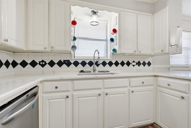 905 W Elizabeth Drive, Robinson, TX 76706