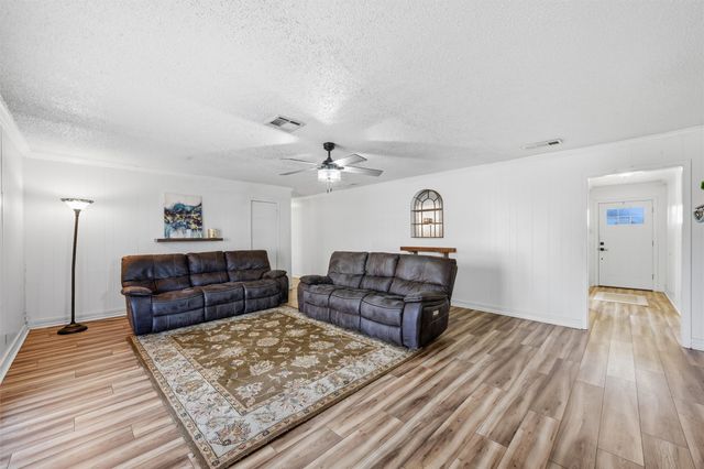 905 W Elizabeth Drive, Robinson, TX 76706