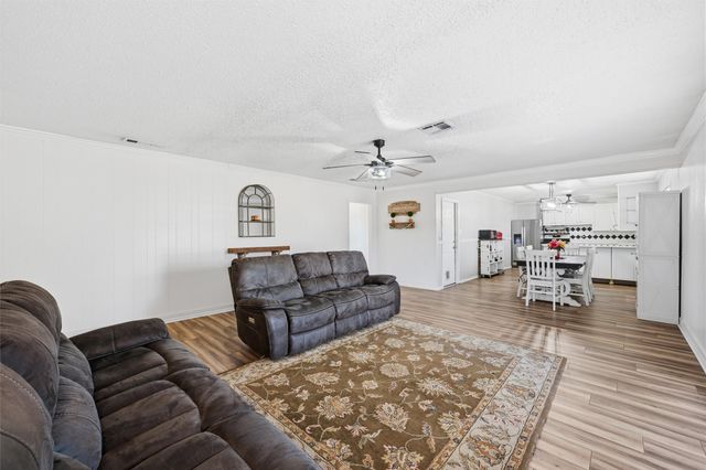 905 W Elizabeth Drive, Robinson, TX 76706